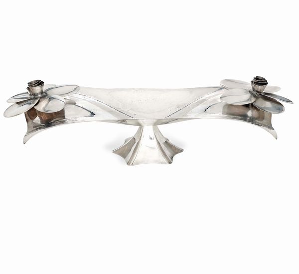 Importante centrotavola. Argenteria artistica milanese della prima metà del XX secolo. Marchio Sant'Elia incusso.  - Asta Argenti da Collezione | Antichi - Associazione Nazionale - Case d'Asta italiane