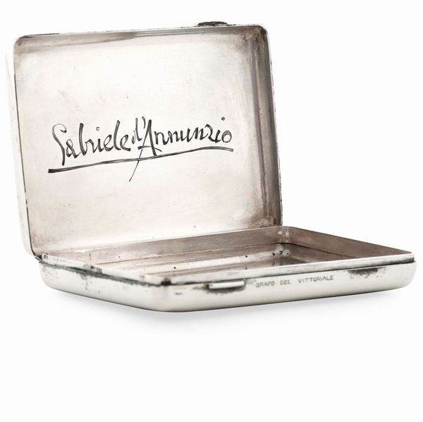 Scatola. Maestro orafo Mario Buccellati per Gabriele d'Annunzio. Milano, 1920-1930 ca. <BR>Sulla fascia interna incisa la scritta Mastro Paragon Coppella - orafo del Vittoriale e sotto il coperchio incisa firma Gabriele d'Annunzio  - Asta Argenti da Collezione | Antichi - Associazione Nazionale - Case d'Asta italiane