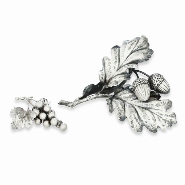 Due elementi decorativi a forma di ghianda e grappolo d'uva. Maison Mario Buccelati. Milano XX secolo  - Asta Argenti da Collezione | Antichi - Associazione Nazionale - Case d'Asta italiane