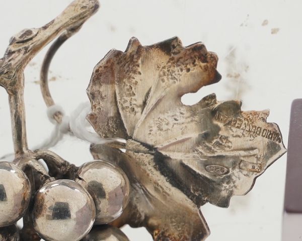 Due elementi decorativi a forma di ghianda e grappolo d'uva. Maison Mario Buccelati. Milano XX secolo  - Asta Argenti da Collezione | Antichi - Associazione Nazionale - Case d'Asta italiane