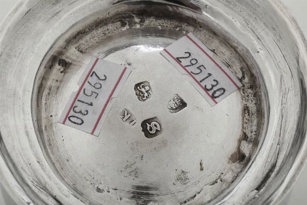 Mug. Londra 1773, marchio dell'argentiere parziale di difficile lettura  - Asta Argenti da Collezione | Antichi - Associazione Nazionale - Case d'Asta italiane