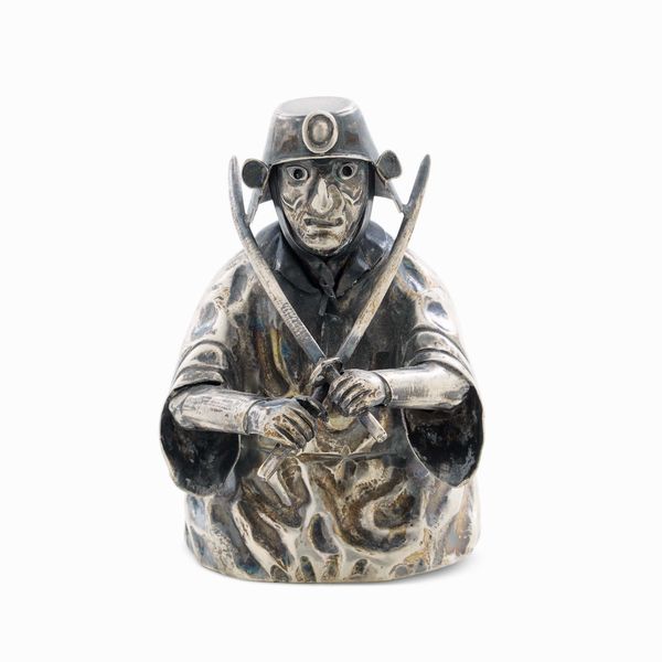 Accendino da tavolo a foggia di samurai. Argentiere Fratelli Lisi Firenze per Mario Buccellati. Italia XX secolo  - Asta Argenti da Collezione | Antichi - Associazione Nazionale - Case d'Asta italiane