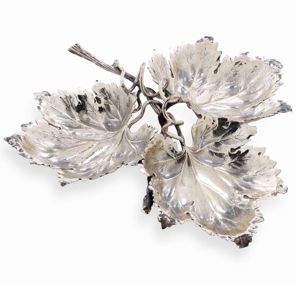 Centrotavola a tre foglie. Argentiere Clementi, Bologna per Maison Gianmaria Buccellati. Italia XX-XXI secolo  - Asta Argenti da Collezione | Antichi - Associazione Nazionale - Case d'Asta italiane