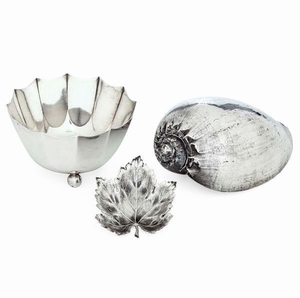 Ciotola Tiffany, Usa, XX secolo<BR>Foglia. Argentiere Clementi, Bologna per Gianmaria Buccellati, Italia, XX secolo <BR>e conchiglia rivestita in argento, manifattura del XX-XXI secolo  - Asta Argenti da Collezione | Antichi - Associazione Nazionale - Case d'Asta italiane