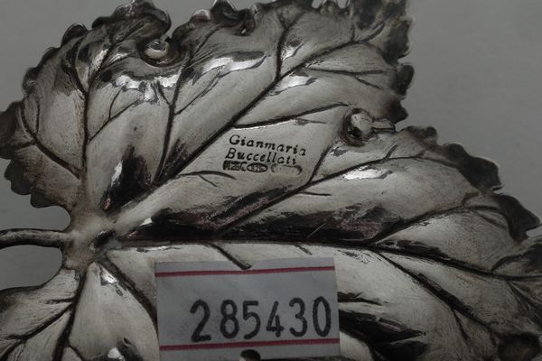 Ciotola Tiffany, Usa, XX secolo<BR>Foglia. Argentiere Clementi, Bologna per Gianmaria Buccellati, Italia, XX secolo <BR>e conchiglia rivestita in argento, manifattura del XX-XXI secolo  - Asta Argenti da Collezione | Antichi - Associazione Nazionale - Case d'Asta italiane