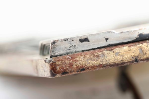 Targa commemorativa. Argento fuso, sbalzato e cesellato. Malachite su tavola in legno dorata, argentiere Stefani Bologna, secondo quarto del XX secolo  - Asta Argenti da Collezione | Antichi - Associazione Nazionale - Case d'Asta italiane