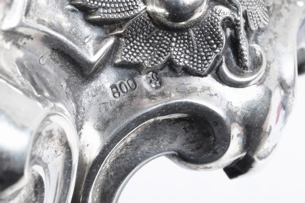 Coppia di candelabri a cinque fiamme. Argenteria artistica della prima metà del XX secolo  - Asta Argenti da Collezione | Antichi - Associazione Nazionale - Case d'Asta italiane