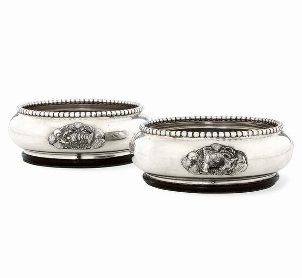 Coppia di sottobottiglia. Argenteria milanese del XX secolo, Faraone, Milano  - Asta Argenti da Collezione | Antichi - Associazione Nazionale - Case d'Asta italiane