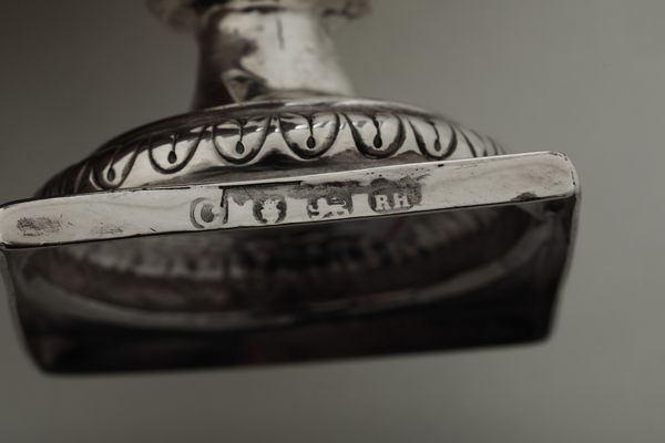 Set con mostardiera e coppia di senapiere. Londra, 1778. Argentiere Robert Hennel I  - Asta Argenti da Collezione | Antichi - Associazione Nazionale - Case d'Asta italiane