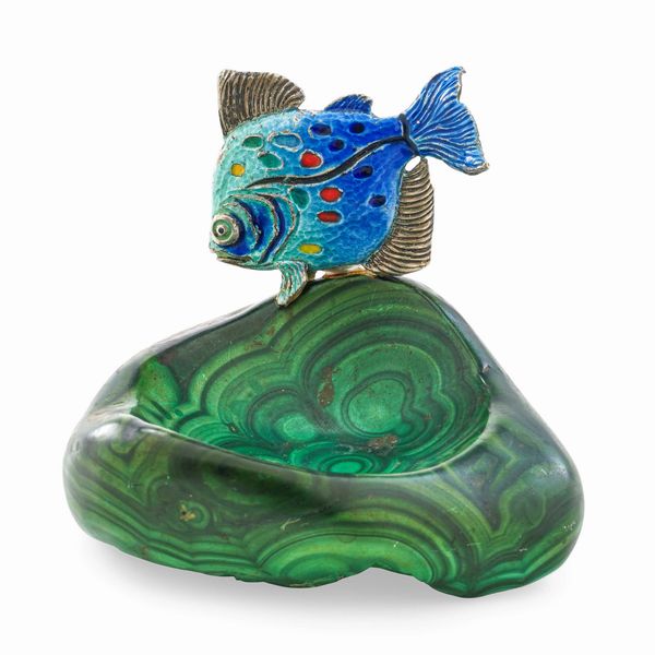 Ciotola in malachite con pesce in argento smaltato. Manifattura italiana del XX secolo  - Asta Argenti da Collezione | Antichi - Associazione Nazionale - Case d'Asta italiane