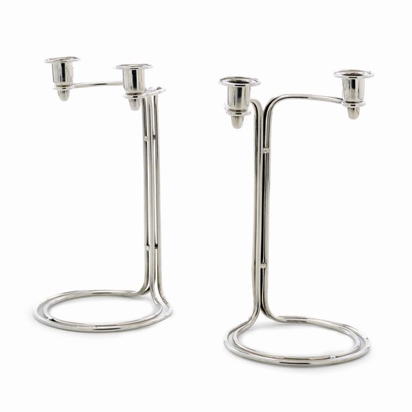 Coppia di candelabri. Bottega San Lorenzo, designer Antonio Piva, Milano 1970 ca  - Asta Argenti da Collezione | Antichi - Associazione Nazionale - Case d'Asta italiane