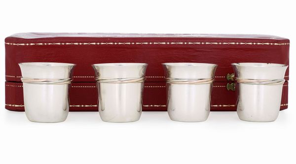 Set comprendente quattro bicchieri da viaggio e glacette. Maison Cartier Collezione Trinity Parigi, XX-XXI secolo, entro custodia originale  - Asta Argenti da Collezione | Antichi - Associazione Nazionale - Case d'Asta italiane