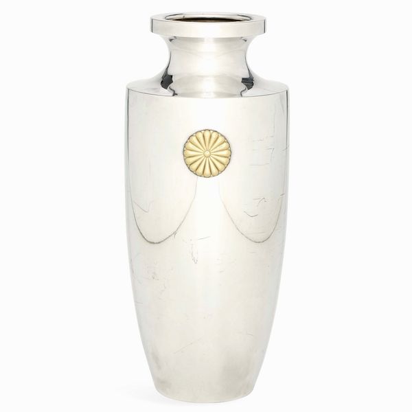 Vaso. Giappone, XX secolo, bollo 純銀 Jun Gin (argento puro)  - Asta Argenti da Collezione | Antichi - Associazione Nazionale - Case d'Asta italiane
