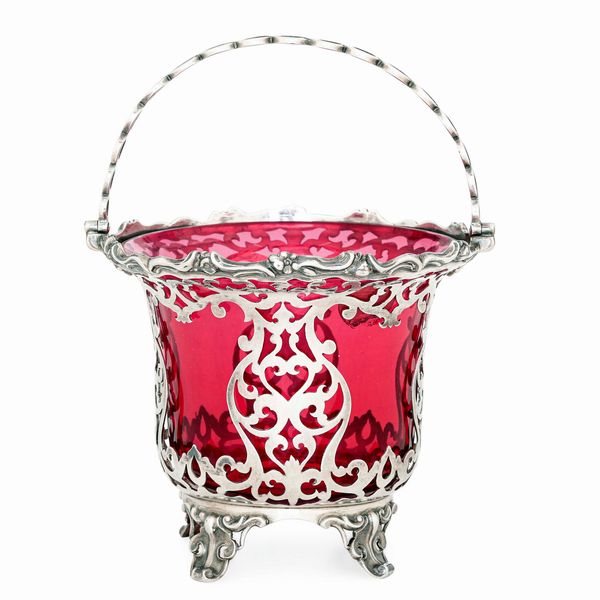 Cestino traforato con vetro rosso rubino. Londra, 1853. Argentiere John Richards  - Asta Argenti da Collezione | Antichi - Associazione Nazionale - Case d'Asta italiane