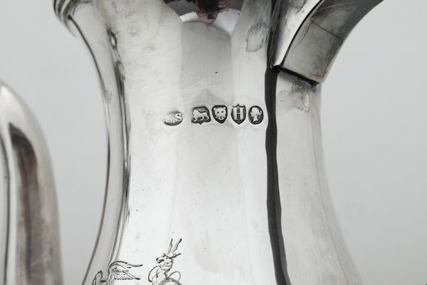 Servizio composto da caffettiera teiera lattiera e zuccheriera e vassoio ovale. Londra 1883, argentiere Stephen Smith  - Asta Argenti da Collezione | Antichi - Associazione Nazionale - Case d'Asta italiane