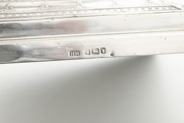 Coppia di candelabri. Città di Sheffiled 1891. Argentiere Harrison Brothers & Howson  - Asta Argenti da Collezione | Antichi - Associazione Nazionale - Case d'Asta italiane