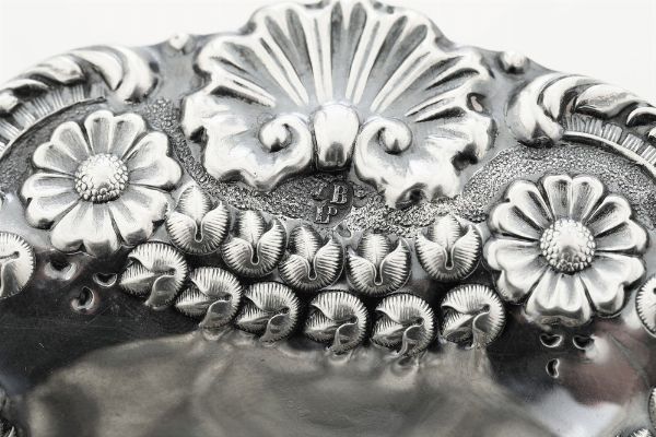 Centrotavola. Birmingham, 1905. Marchio dell'argentiere parziale di difficile lettura  - Asta Argenti da Collezione | Antichi - Associazione Nazionale - Case d'Asta italiane