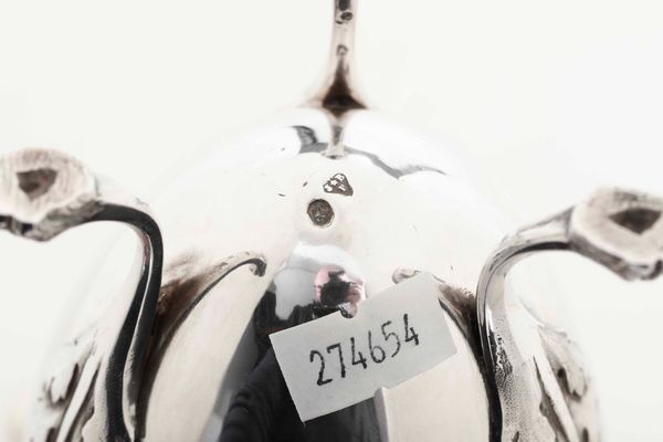 Caffettiera. Argento fuso, sbalzato e cesellato. Parigi XVIII-XIX secolo, marchi in uso dal 1794 al 1797. Argentiere Jean-Baptiste Potut  - Asta Argenti da Collezione | Antichi - Associazione Nazionale - Case d'Asta italiane