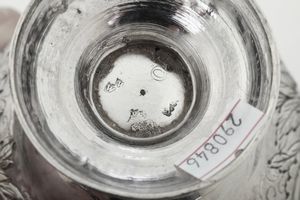 Scatola porta tè. Londra 1749. Marchio dell'argentiere parziale di difficile interpretazione  - Asta Argenti da Collezione | Antichi - Associazione Nazionale - Case d'Asta italiane