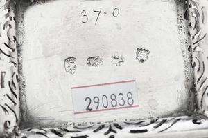 Set di tre porta tè. Due Londra 1751, argentiere John Jacob e uno Londra 1759, argentiere IS inframezzato da stella (non identificato)  - Asta Argenti da Collezione | Antichi - Associazione Nazionale - Case d'Asta italiane