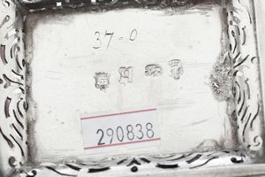 Set di tre porta tè. Due Londra 1751, argentiere John Jacob e uno Londra 1759, argentiere IS inframezzato da stella (non identificato)  - Asta Argenti da Collezione | Antichi - Associazione Nazionale - Case d'Asta italiane