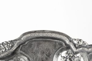 Grande piatto da parata circolare sagomato. Argenteria artistica milanese dell'inizio del XIX-XX secolo, nei modi dell'orafo Stanislao Borghi  - Asta Argenti da Collezione | Antichi - Associazione Nazionale - Case d'Asta italiane
