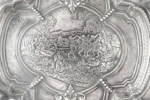 Grande piatto da parata circolare sagomato. Argenteria artistica milanese dell'inizio del XIX-XX secolo, nei modi dell'orafo Stanislao Borghi  - Asta Argenti da Collezione | Antichi - Associazione Nazionale - Case d'Asta italiane