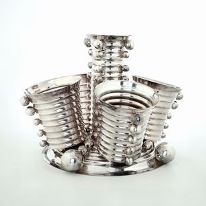 Monumentale centrotavola. Argenteria artistica milanese del XX secolo, marchio con fascio littorio in uso dal 1935 al 1945. Argentiere Luigi Diani  - Asta Argenti da Collezione | Antichi - Associazione Nazionale - Case d'Asta italiane