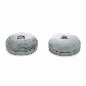 Coppia di scatole circolari. Manifattura italiana prima metà del XX secolo  - Asta Argenti da Collezione | Antichi - Associazione Nazionale - Case d'Asta italiane