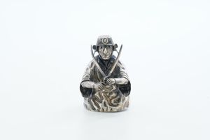 Accendino da tavolo a foggia di samurai. Argentiere Fratelli Lisi Firenze per Mario Buccellati. Italia XX secolo  - Asta Argenti da Collezione | Antichi - Associazione Nazionale - Case d'Asta italiane