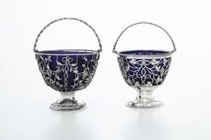 Due cestini traforati con vetro blu cobalto. Londra, 1772. Argentiere William Vincent  - Asta Argenti da Collezione | Antichi - Associazione Nazionale - Case d'Asta italiane