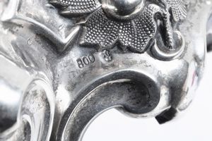 Coppia di candelabri a cinque fiamme. Argenteria artistica della prima metà del XX secolo  - Asta Argenti da Collezione | Antichi - Associazione Nazionale - Case d'Asta italiane