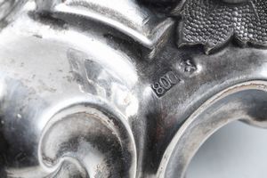 Coppia di candelabri a cinque fiamme. Argenteria artistica della prima metà del XX secolo  - Asta Argenti da Collezione | Antichi - Associazione Nazionale - Case d'Asta italiane