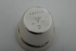 Set comprendente quattro bicchieri da viaggio e glacette. Maison Cartier Collezione Trinity Parigi, XX-XXI secolo, entro custodia originale  - Asta Argenti da Collezione | Antichi - Associazione Nazionale - Case d'Asta italiane