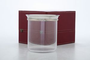 Set comprendente quattro bicchieri da viaggio e glacette. Maison Cartier Collezione Trinity Parigi, XX-XXI secolo, entro custodia originale  - Asta Argenti da Collezione | Antichi - Associazione Nazionale - Case d'Asta italiane