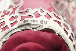 Cestino traforato con vetro rosso rubino. Londra, 1853. Argentiere John Richards  - Asta Argenti da Collezione | Antichi - Associazione Nazionale - Case d'Asta italiane