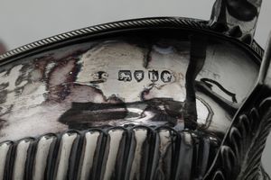 Servizio composto da caffettiera teiera lattiera e zuccheriera e vassoio ovale. Londra 1883, argentiere Stephen Smith  - Asta Argenti da Collezione | Antichi - Associazione Nazionale - Case d'Asta italiane