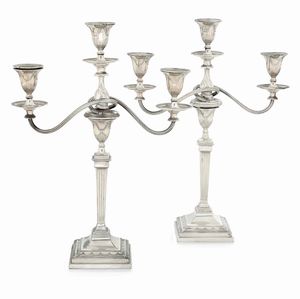 Coppia di candelabri. Città di Sheffiled 1891. Argentiere Harrison Brothers & Howson  - Asta Argenti da Collezione | Antichi - Associazione Nazionale - Case d'Asta italiane