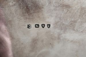 Grande salver. Londra 1895. Argentiere Thomas Bradbury  - Asta Argenti da Collezione | Antichi - Associazione Nazionale - Case d'Asta italiane