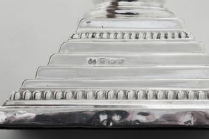 Coppia di candelieri a foggia di colonna corinzia. Birmingham, 1974. Argentiere Alexander Smith  - Asta Argenti da Collezione | Antichi - Associazione Nazionale - Case d'Asta italiane