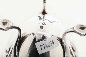 Caffettiera. Argento fuso, sbalzato e cesellato. Parigi XVIII-XIX secolo, marchi in uso dal 1794 al 1797. Argentiere Jean-Baptiste Potut  - Asta Argenti da Collezione | Antichi - Associazione Nazionale - Case d'Asta italiane
