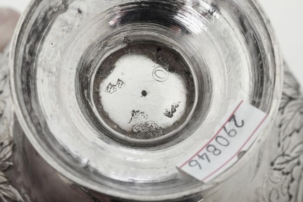 Scatola porta tè. Londra 1749. Marchio dell'argentiere parziale di difficile interpretazione  - Asta Argenti da Collezione | XX secolo - Associazione Nazionale - Case d'Asta italiane