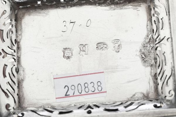 Set di tre porta tè. Due Londra 1751, argentiere John Jacob e uno Londra 1759, argentiere IS inframezzato da stella (non identificato)  - Asta Argenti da Collezione | XX secolo - Associazione Nazionale - Case d'Asta italiane