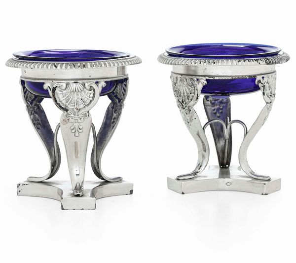 Coppia di saliere con vaschetta in vetro blu cobalto. Argenteria milanese del XIX secolo. Argentiere Caber  - Asta Argenti da Collezione | XX secolo - Associazione Nazionale - Case d'Asta italiane