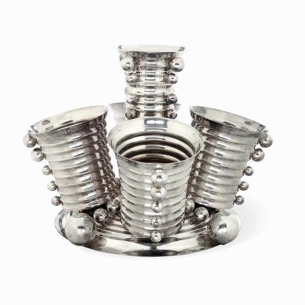 Monumentale centrotavola. Argenteria artistica milanese del XX secolo, marchio con fascio littorio in uso dal 1935 al 1945. Argentiere Luigi Diani  - Asta Argenti da Collezione | XX secolo - Associazione Nazionale - Case d'Asta italiane