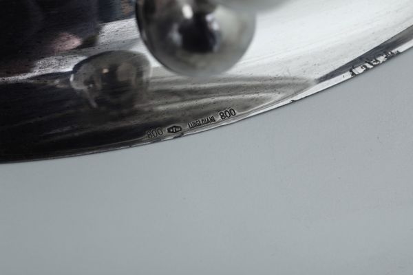 Monumentale centrotavola. Argenteria artistica milanese del XX secolo, marchio con fascio littorio in uso dal 1935 al 1945. Argentiere Luigi Diani  - Asta Argenti da Collezione | XX secolo - Associazione Nazionale - Case d'Asta italiane