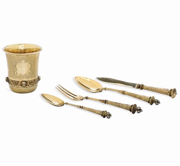 Set di quattro posate e bicchiere da viaggio. Argenteria tedesca, inizi del XX secolo per Maison Leopoldo Janesich, Trieste  - Asta Argenti da Collezione | XX secolo - Associazione Nazionale - Case d'Asta italiane