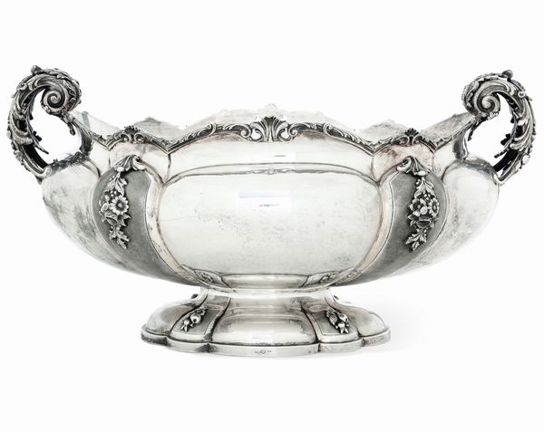 Grande centrotavola biansato. Argenteria artistica milanese, prima metà XX secolo. Argentiere Genazzi  - Asta Argenti da Collezione | XX secolo - Associazione Nazionale - Case d'Asta italiane