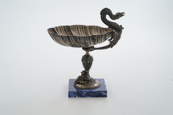 Tazza di modello rinascimentale. Argenteria artistica milanese del XX secolo. Argentiere Genazzi  - Asta Argenti da Collezione | XX secolo - Associazione Nazionale - Case d'Asta italiane