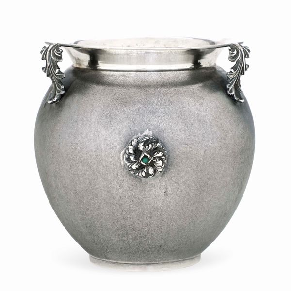 Vaso. Argenteria artistica milanese prima metà del XX secolo. Marchio con fascio littorio in usa dal 1935 al 1945. Argentiere Ilario Pradella per Mario Buccellati  - Asta Argenti da Collezione | XX secolo - Associazione Nazionale - Case d'Asta italiane